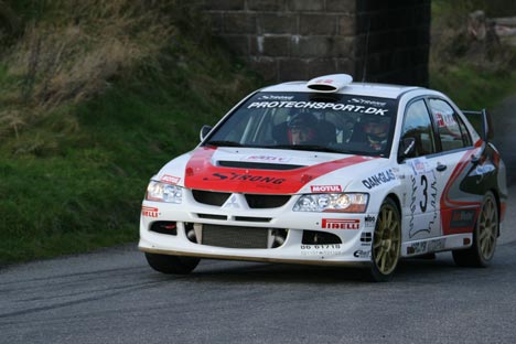 Suveræne Danmarksmestrei rally på vej mod sejren i DM 5.